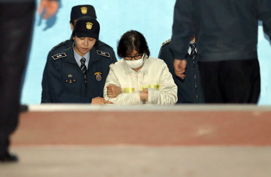 법원 나서는 최순실      (서울=연합뉴스) 신준희 기자 = '국정농단 의혹 사건'의 주범으로 지목되는 최순실씨가 19일 오후 첫 공판준비기일을 마치고 서초동 서울중앙지법을 나서고 있다. 2016.12.19      hama@yna.co.kr  (끝)